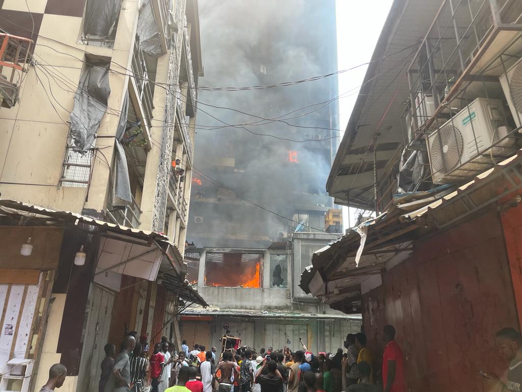 Mandilas building at popular Balogun market in Lagos gutted by fire (photos/video)